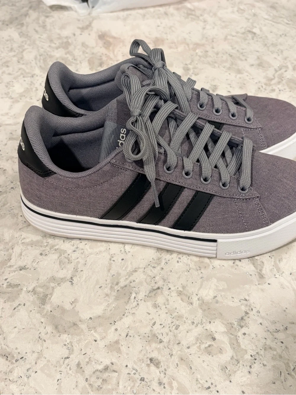 Unisex Gray Canvas Adidas. Daily 4.0. Size 6 men. Size 7 women. Like new.